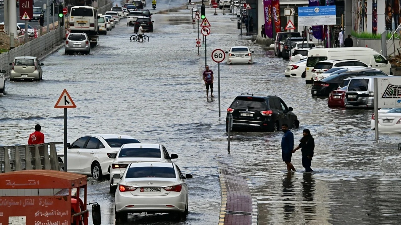 بارش شدید باران فرودگاههای امارات را فلج کرد + فیلم