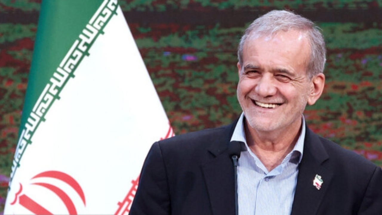 بیتکلفی رئیس جمهور در مناسبات دیپلماتیک ربطی به ناآشنایی با پروتکلها ندارد
