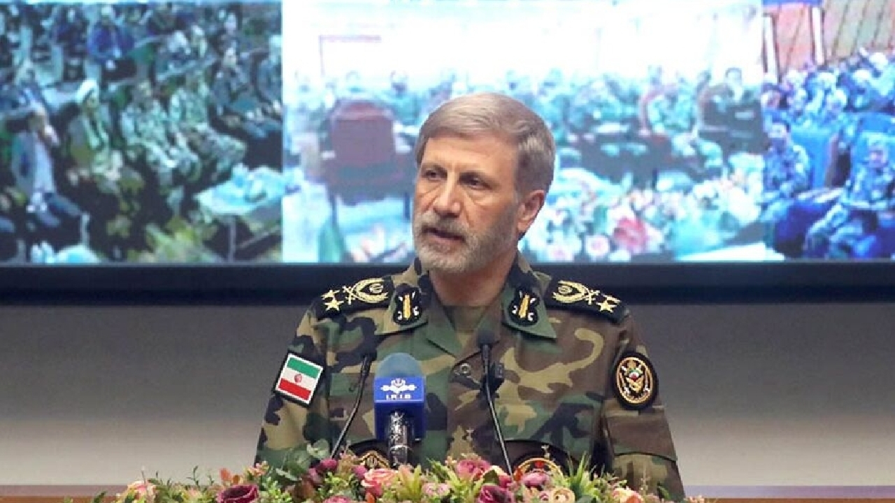 فرمانده کل ارتش: تهدید دشمنان را بدون پاسخ نمیگذاریم