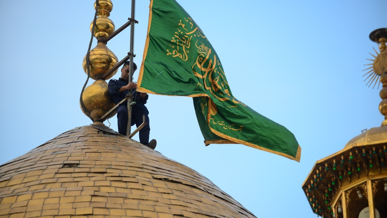 تعویض پرچم گنبد امام رضا (ع) در آستانه‌ی  عید قربان + فیلم