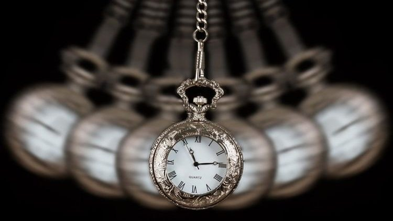 هیپنوتیزم چیست و چگونه ذهن را تحت تأثیر قرار میدهد؟