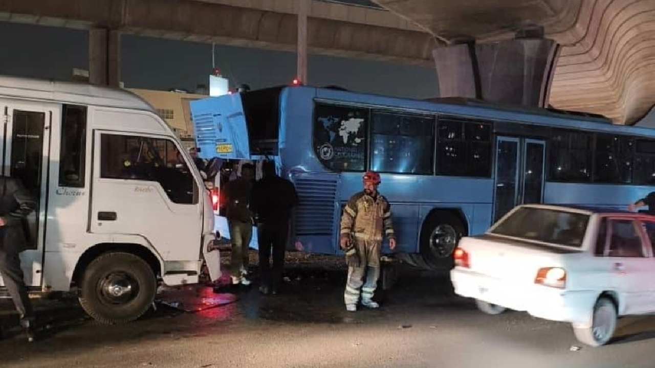 تصادف زنجیرهای چهار سرویس پرسنلی در بزرگراه همدانی