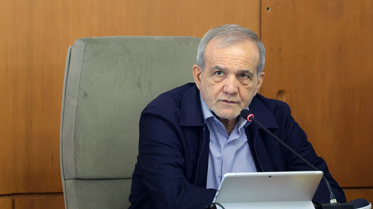 دستگاهها ضمن توجه به وضعیت کارکنان، بر اساس عملکرد حقوق و پاداش پرداخت کنند