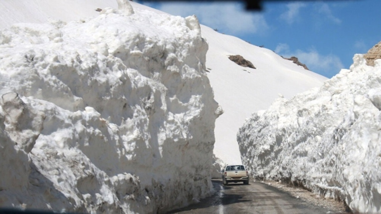 تلاش برای برف‌روبی گردنه گله بادوش الیگودرز + فیلم