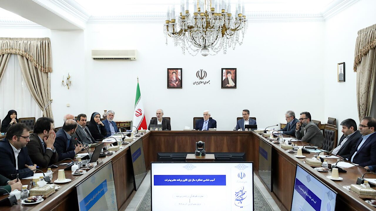 عارف: راهبرد دولت، اولویت دادن به مسائل اقتصادی و معیشتی مردم است