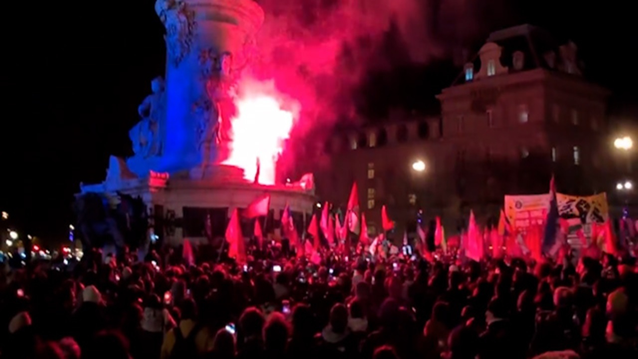 سوزاندن پرچم آمریکا در پاریس پس از حمله به ونزوئلا + فیلم