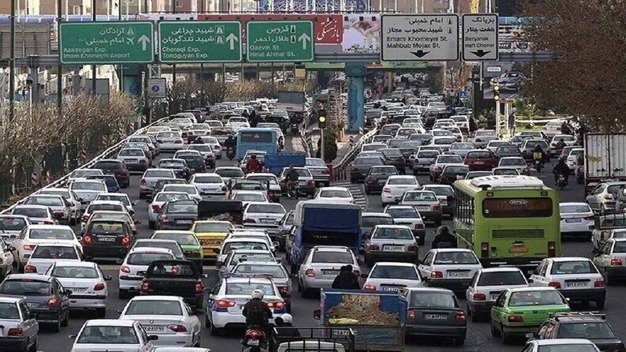 آخرین وضعیت ترافیک صبحگاهی بزرگراههای پایتخت/ بزرگراه همت و حکیم تردد سنگین است