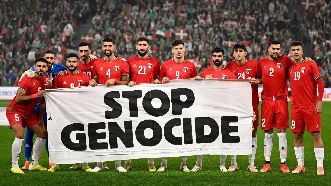 برافراشتن پرچم فلسطین توسط هواداران اسپانیایی + فیلم