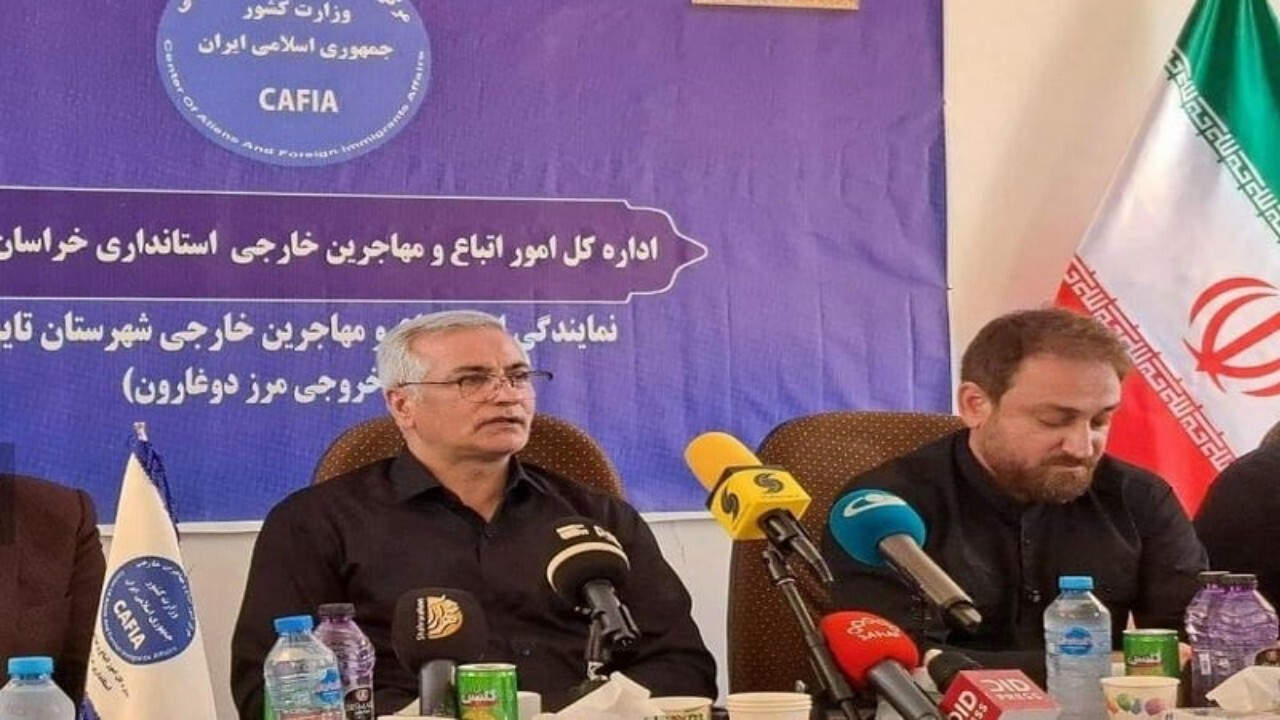 دشمن با شایعات در حال مهاجر ستیزی است