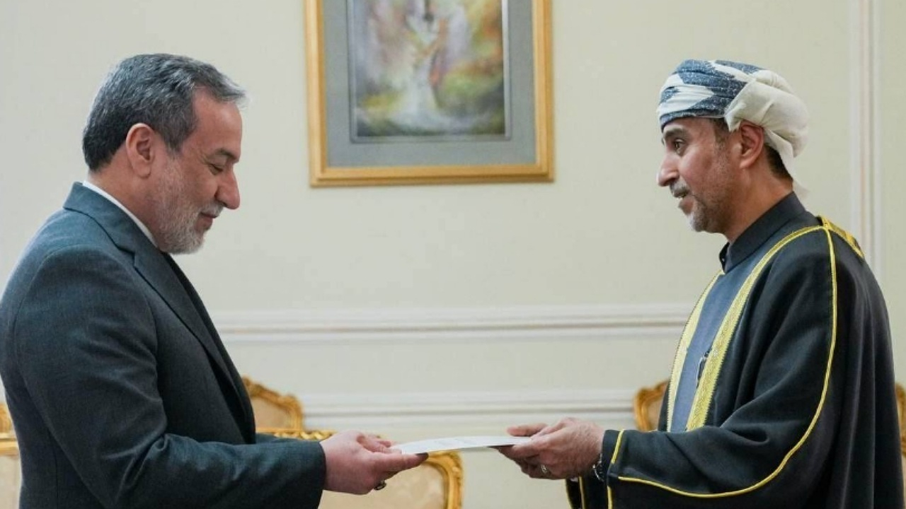 تسلیم رونوشت استوارنامه سفیر جدید سلطنت عمان به وزیر امور خارجه کشورمان