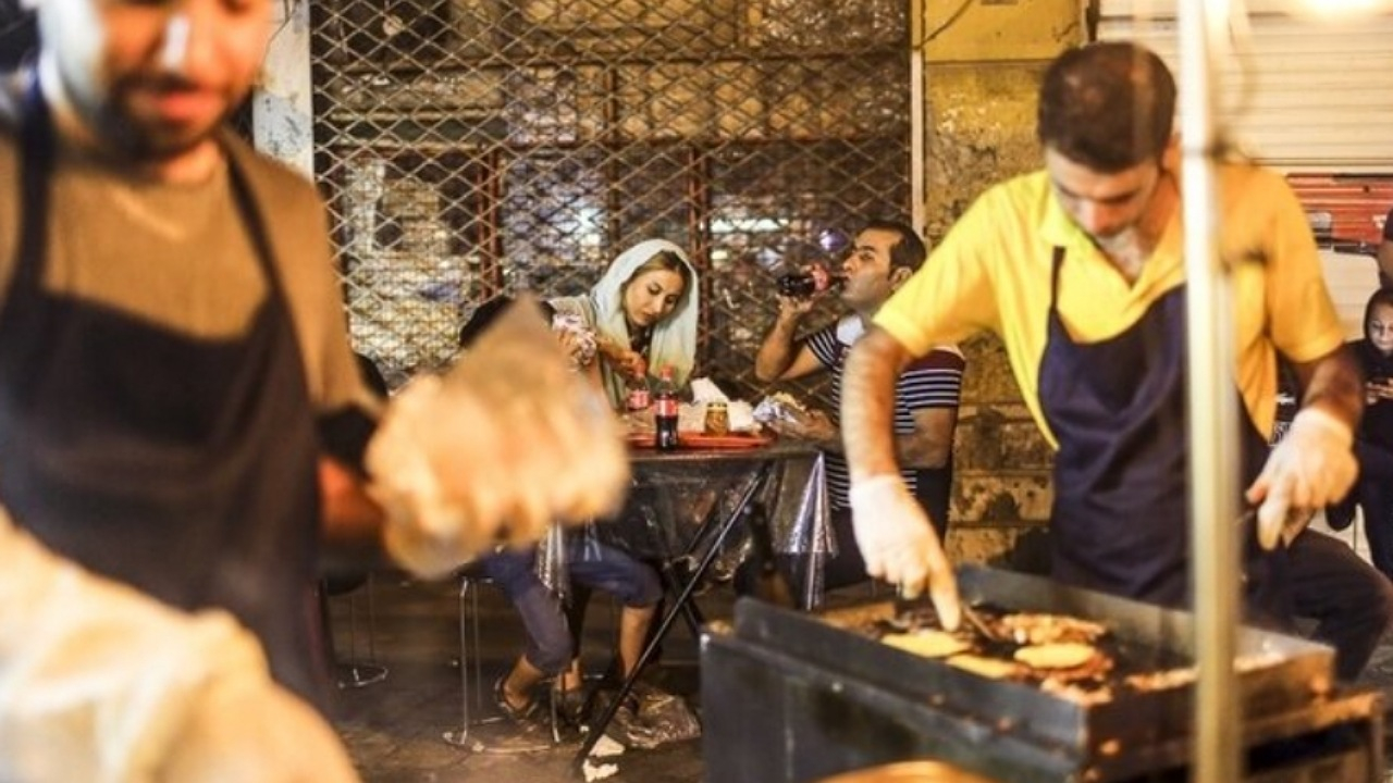 با مغازهدارانی که به جمعآوری میز و صندلیشان در پیادهروها اقدام نمیکنند، برخورد میشود