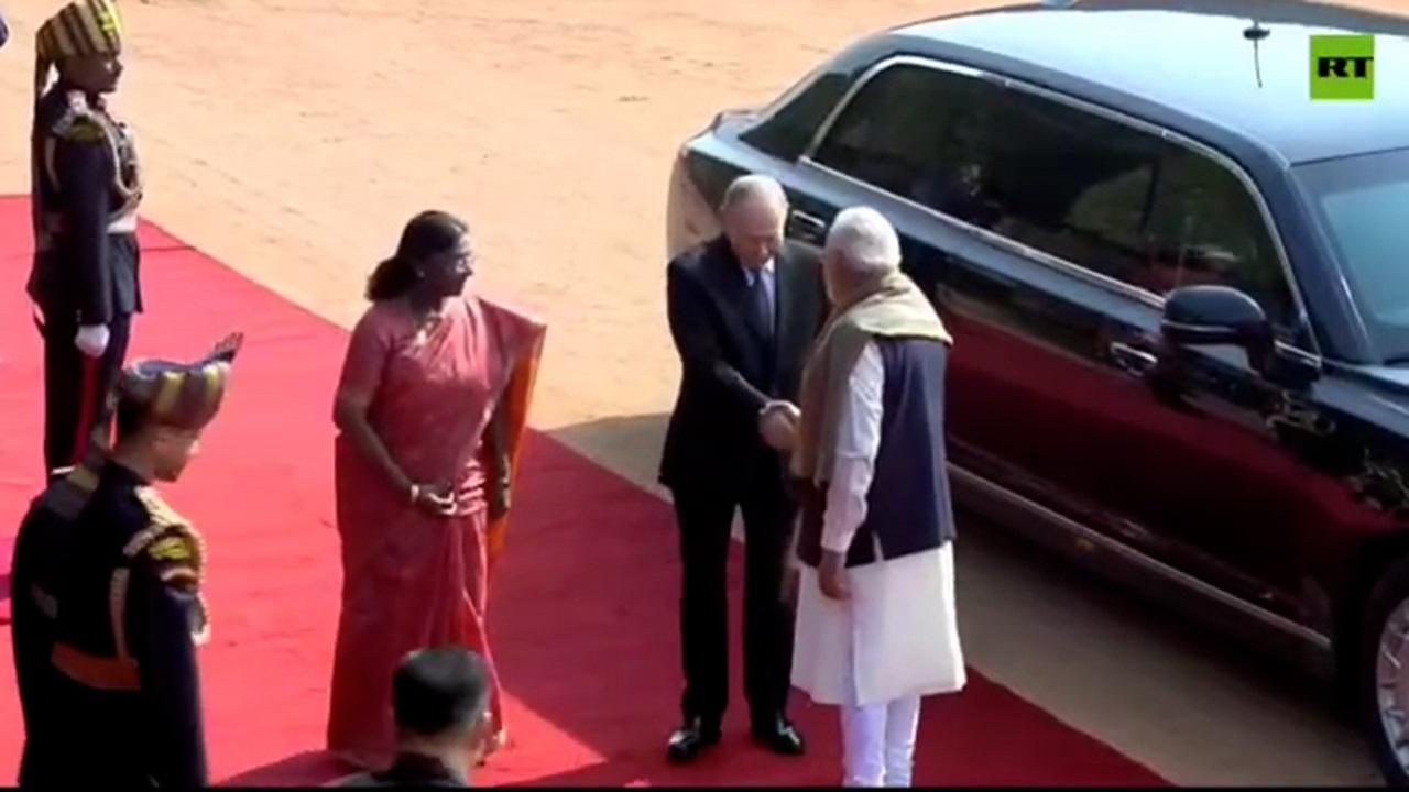 پوتین با لیموزین اختصاصی‌اش به کاخ ریاست‌جمهوری هند رفت + فیلم