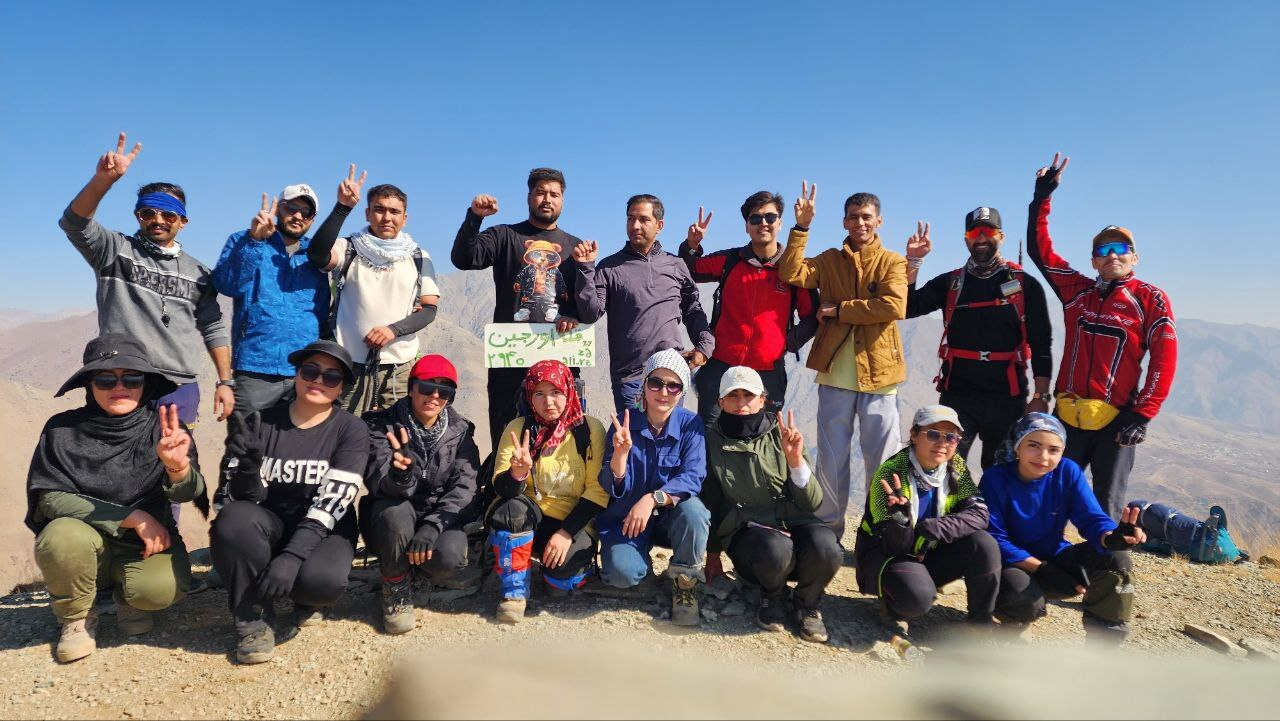صعود کوهنوردان مهاجران افغانستانی به قله اورجین لواسان
