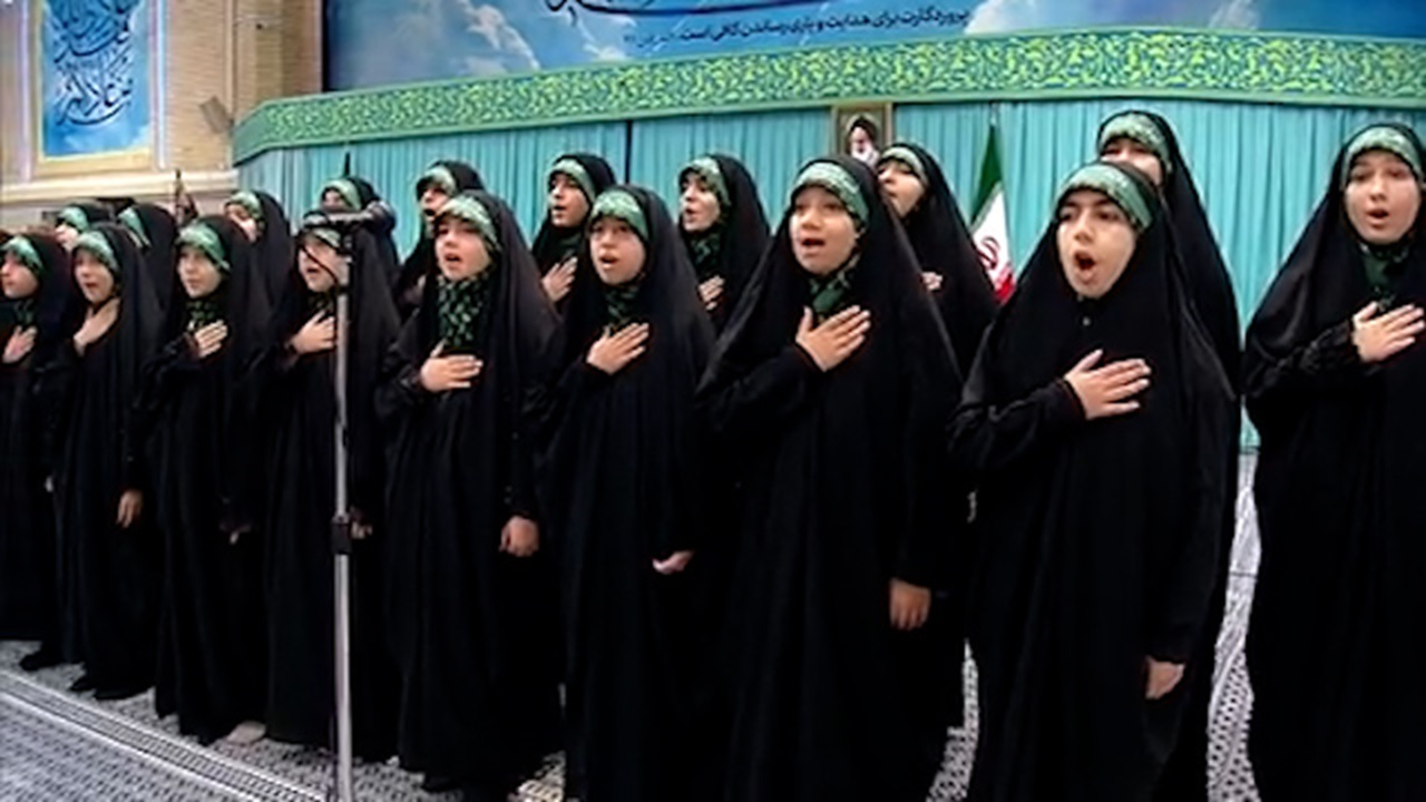 سرودخوانی دستهجمعی بسیجیان در دیدار با رهبر معظم انقلاب + فیلم