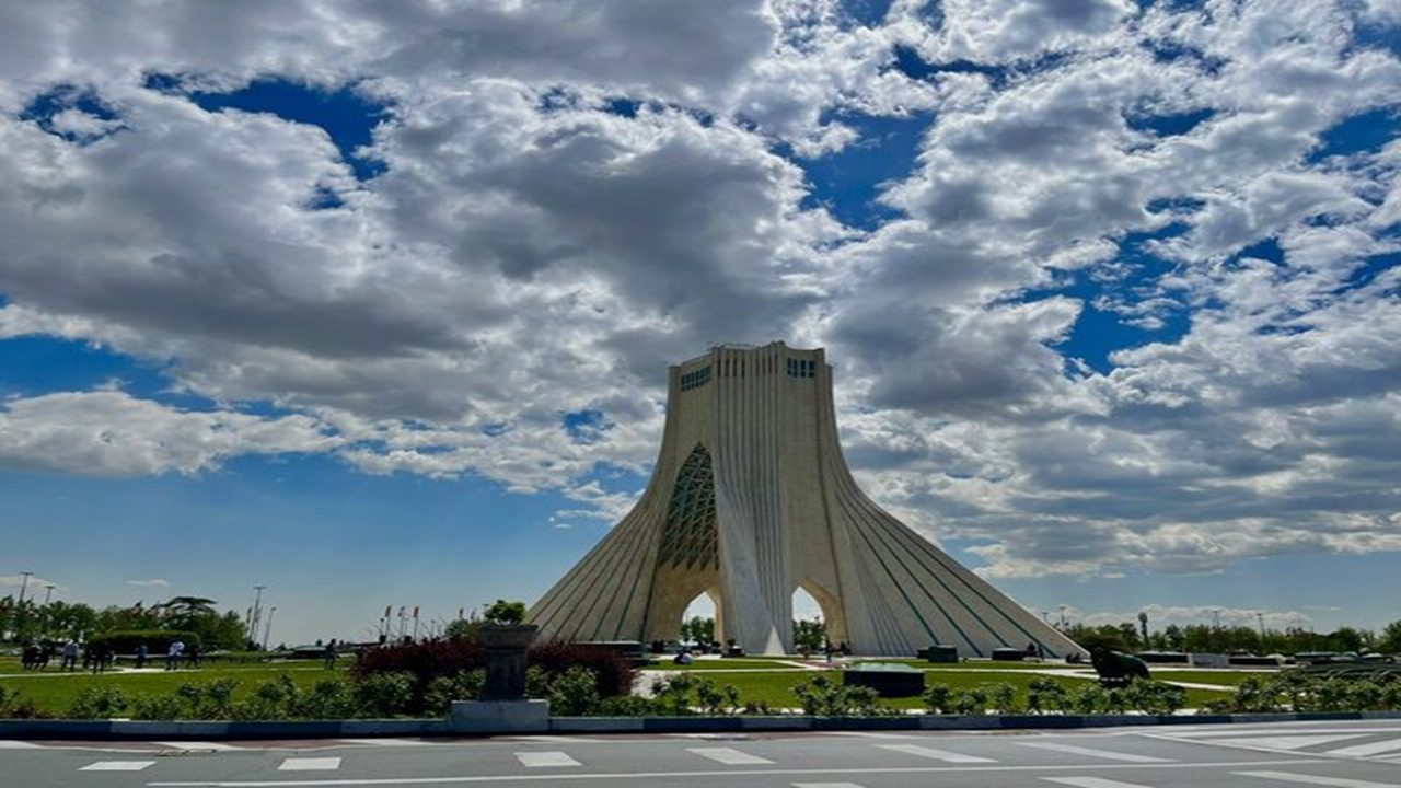 زیر آسمانی که هنوز هم آبی است