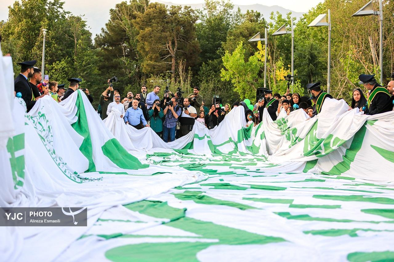 اهتزاز بزرگترین پرچم علوی در تهران