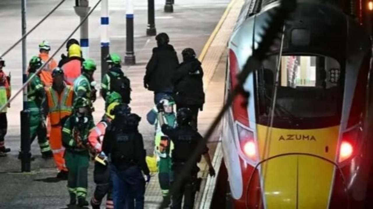 چاقوکشی در قطاری در انگلیس با ۱۰ زخمی + فیلم