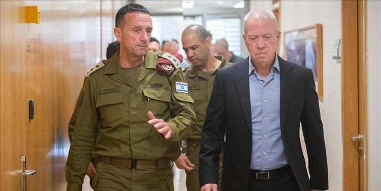 بازخواست وزیر جنگ اسرائیل توسط خانواده اسرای صهیونیست در مقابل خانه‌اش