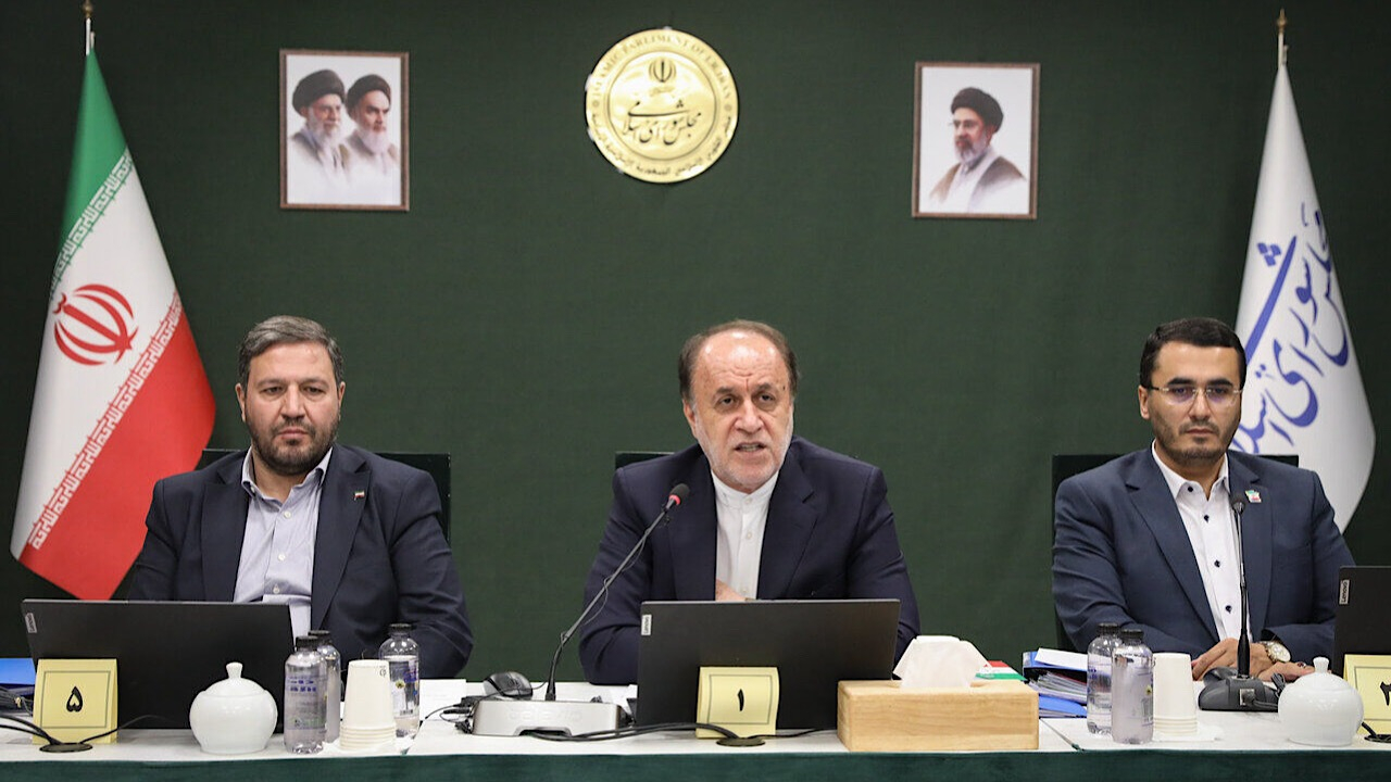 تنگه هرمز در ید ایران است/ بازنشستگان باید ۹۰ درصد حقوق شاغلان را دریافت کنند