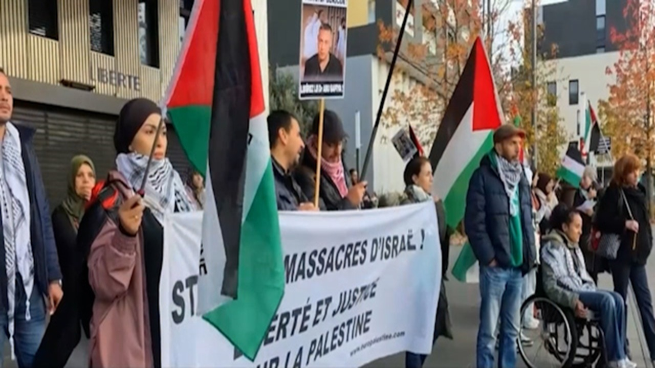 گروه سرود و نمایش مقاومت در خیابان‌های پاریس + فیلم