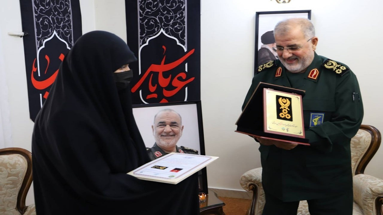 اهدای درجه سپهبدی به خانواده شهید سلامی