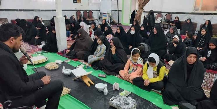بانویی که در بستر مسجد دختران را چادری و بزرگترها را باسواد می‌کند+عکس