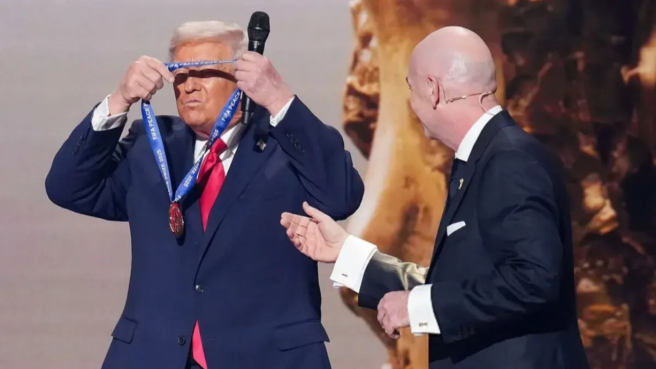 جایزه من درآوردی صلح فیفا برای ترامپ، سوژه تمسخر رسانههای آمریکایی شد! + فیلم