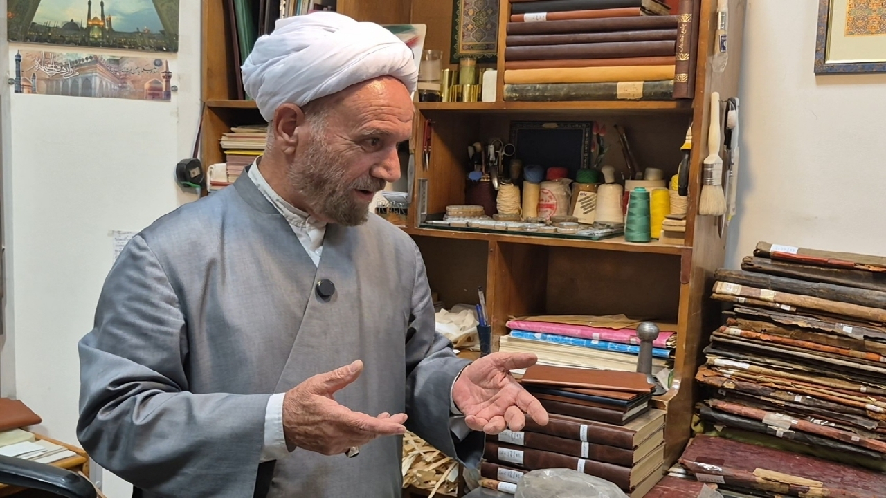 نگهداری کتابهایی با قدمت ۷۰۰ ساله در مخزن کتابخانه آستان مقدس حضرت معصومه (س) + فیلم