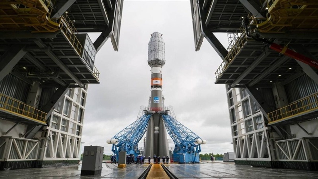 انتشار تصاویر انتقال ماهواره‌های ایرانی به سکوی پرتاب در روسیه + فیلم