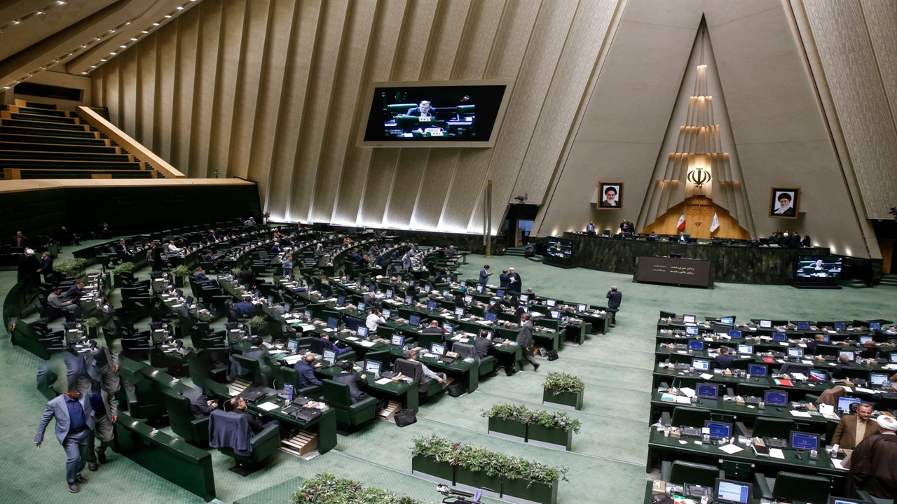 قیمت بنزین و وضعیت حقوقی کارکنان دولت از جمله محورهای تذکرات نمایندگان مجلس