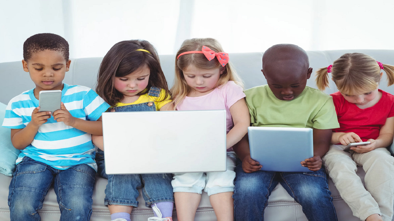 فضای مجازی، جایگزین تربیت سنتی کودکان!