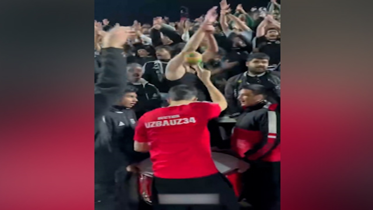 نماد غدیر به بازی فوتبال تیم تراکتور رسید + فیلم