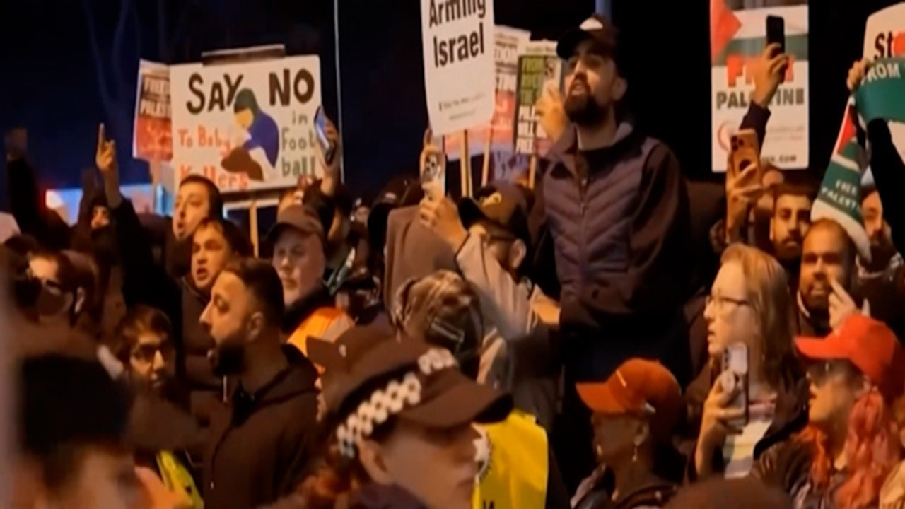 فوران خشم مردم انگلیس علیه تیم‌های ورزشی رژیم صهیونیستی + فیلم