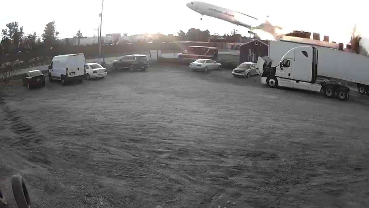 لحظه سقوط و انفجار هواپیمای باری در آمریکا + فیلم