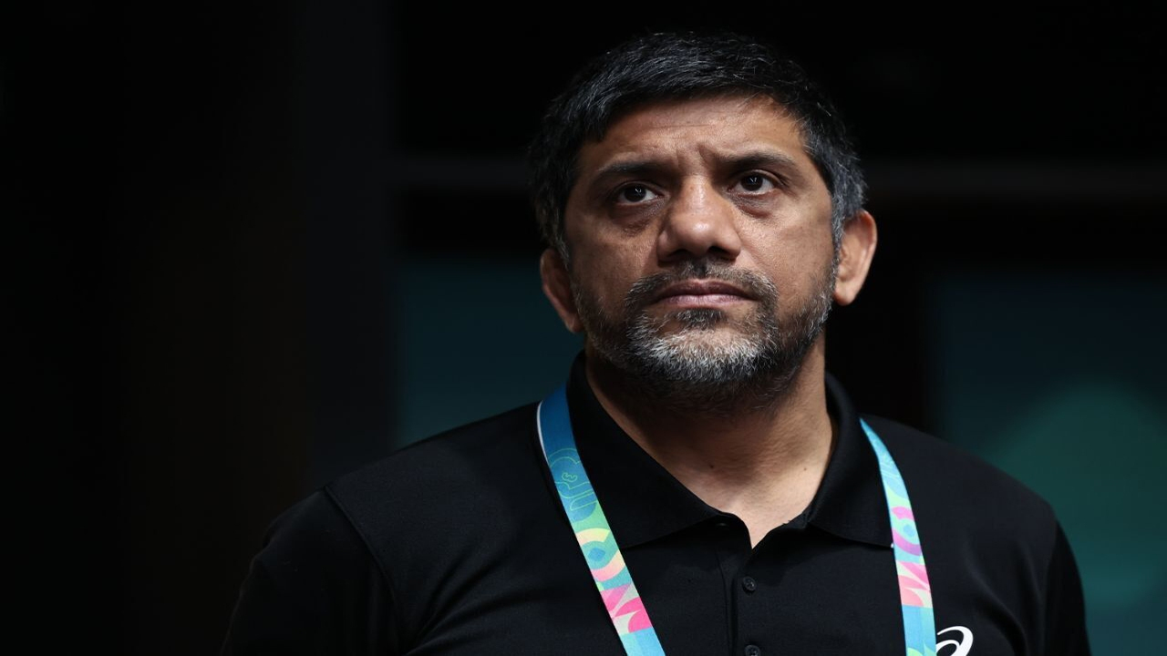 دبیر: شعار‌های امروز ربطی به هواداران اصیل کشتی نداشت/ باید مراقب سلامتی یزدانی باشیم