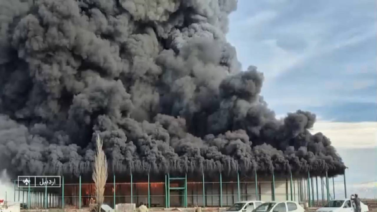 جرقه‌های جوشکاری، سوله‌ای در اردبیل را آتش زد + فیلم