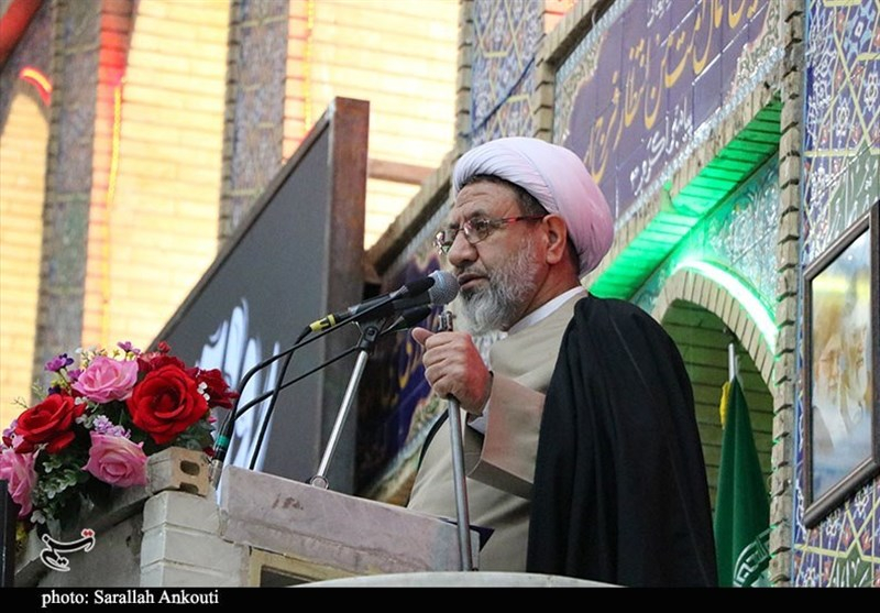 امام جمعه کرمان: جمهوری اسلامی از حقوق خود عقبنشینی نمیکند