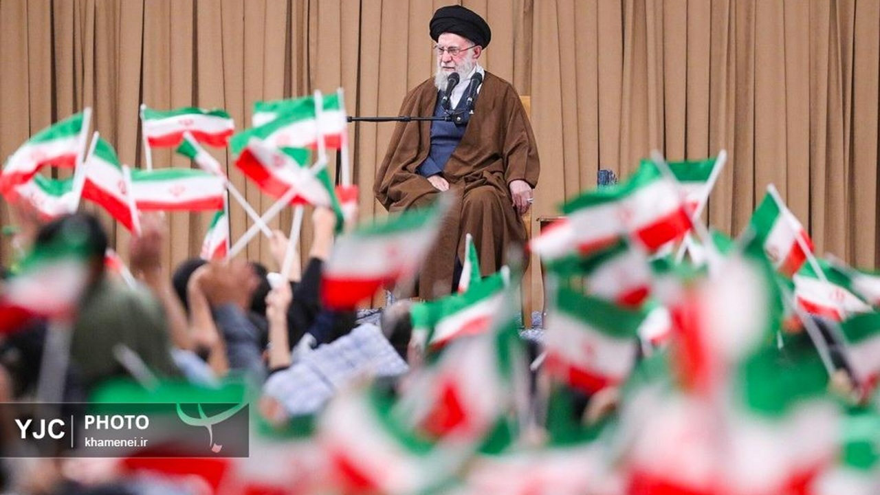 تحریف ماجرای تسخیر لانه جاسوسی از سوی آمریکا به روایت رهبر انقلاب + فیلم