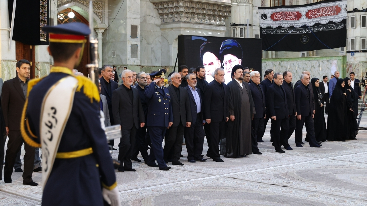 تجدید میثاق پزشکیان و اعضای دولت با آرمانهای امام خمینی (ره)