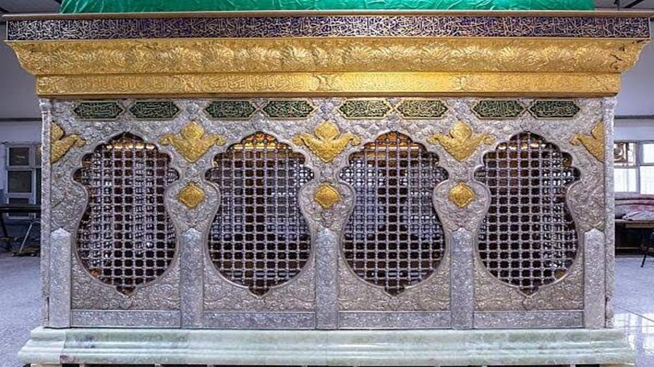 تعویض پرچمهای عزا در حرم حضرت زینب (س) به مناسبت آغاز ماه ربیعالاول + فیلم