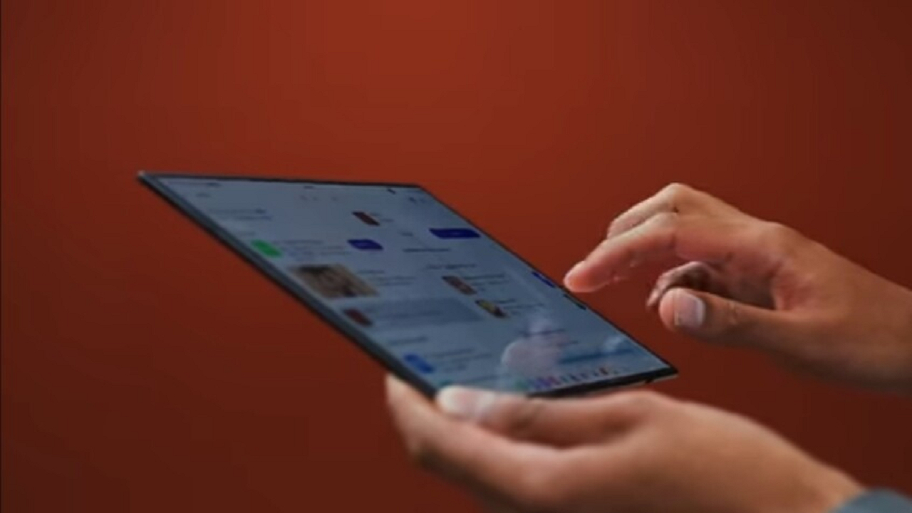 رونمایی سامسونگ از یک گوشی جدید با صفحه نمایش غول‌پیکر تاشو سه لایه