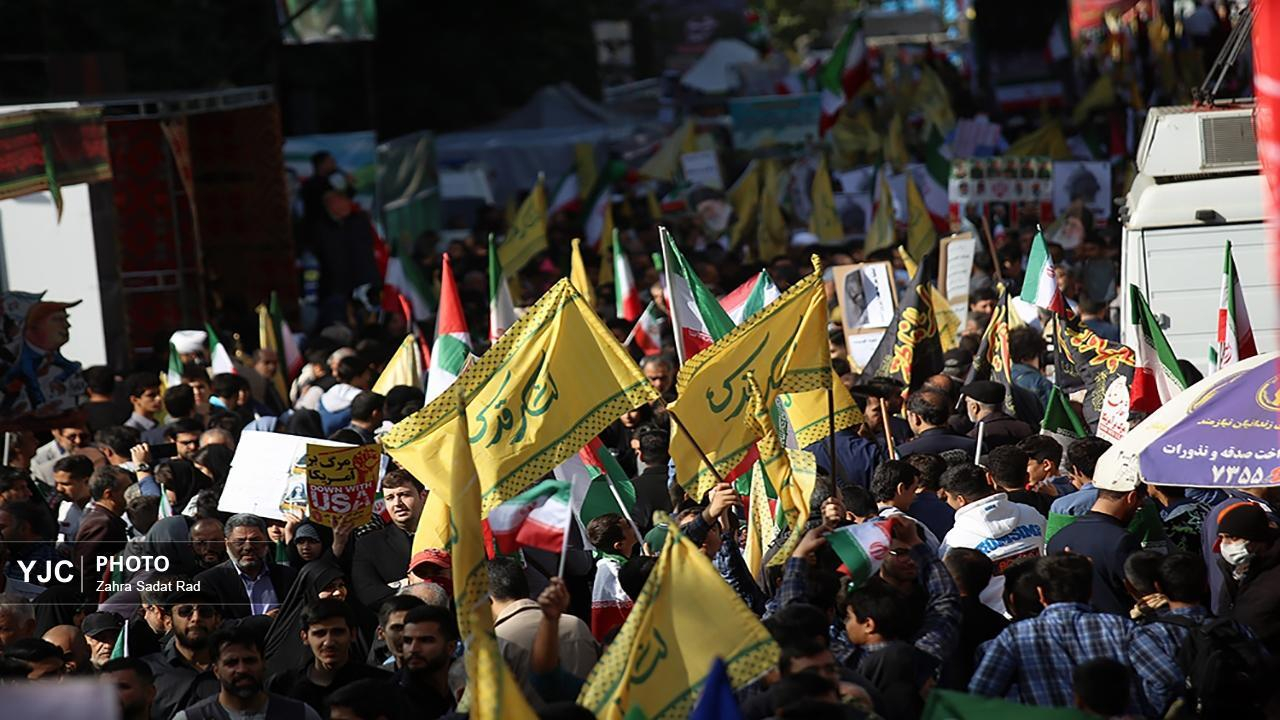 اهتزاز پرچمهای ایران و حزبالله در راهپیمایی ۱۳ آبان تهران + فیلم