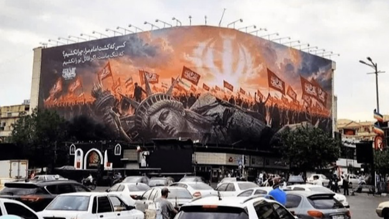 رونمایی از دیوارنگاره اربعینی میدان انقلاب