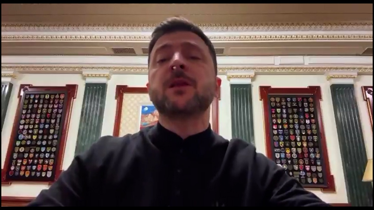 خروج تکه‌های کوکائین از بینی زلنسکی در پخش زنده + فیلم