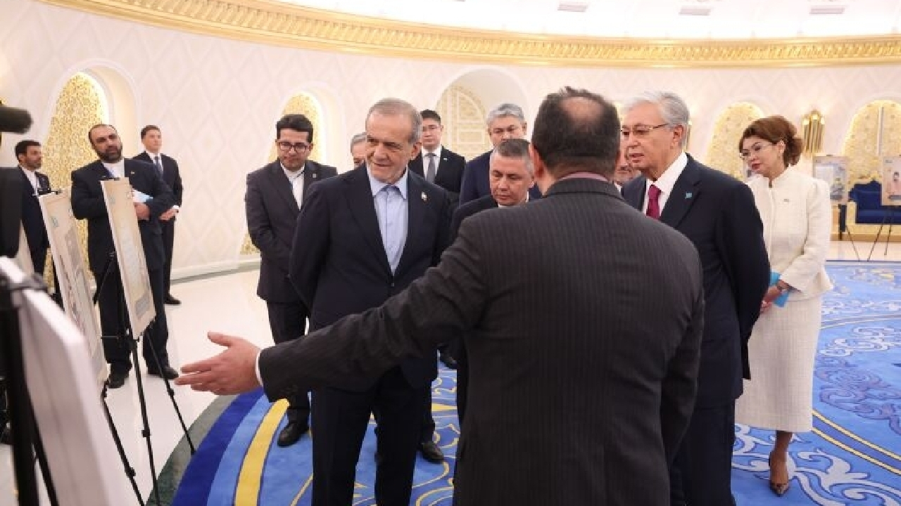 رئیسجمهور از نمایشگاه اسناد تاریخی ایران درباره آسیای مرکزی بازدید کرد