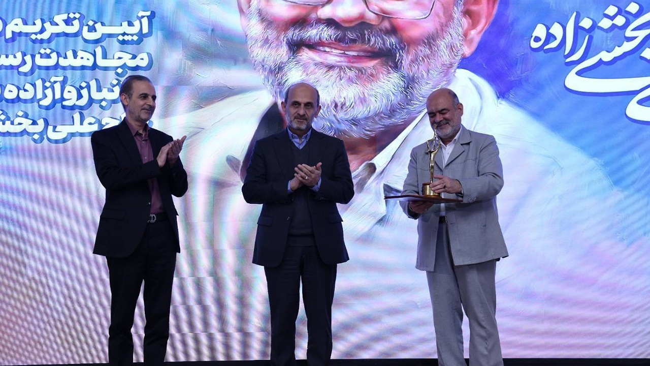 از روشنگری توطئههای دشمن و صیانت از انسجام ملی کوتاه نمیآییم