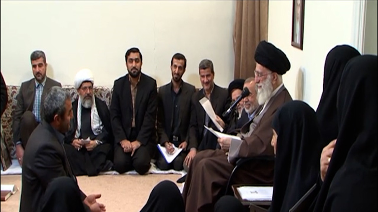 لحظاتی منتشر نشده از دیدارهای صمیمانه خانوادههای معظم شهدا با رهبر شهید انقلاب + فیلم