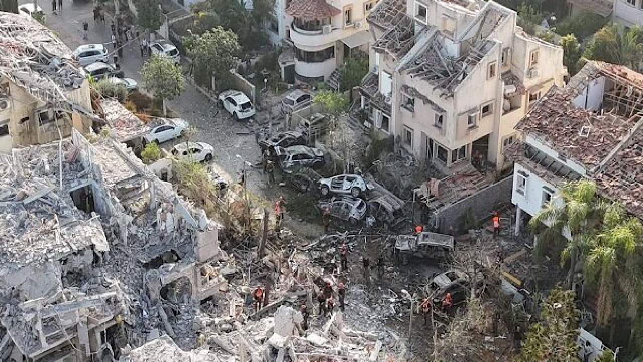 رادیو اسرائیل: حجم ویرانیها بعد از حملات موشکی ایران «غیرطبیعی» است + تصاویر