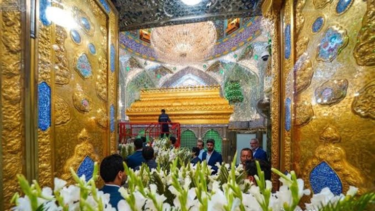 گلآرایی حرم امیرالمؤمنین(ع) در آستانه میلاد پیامبر(ص) + فیلم