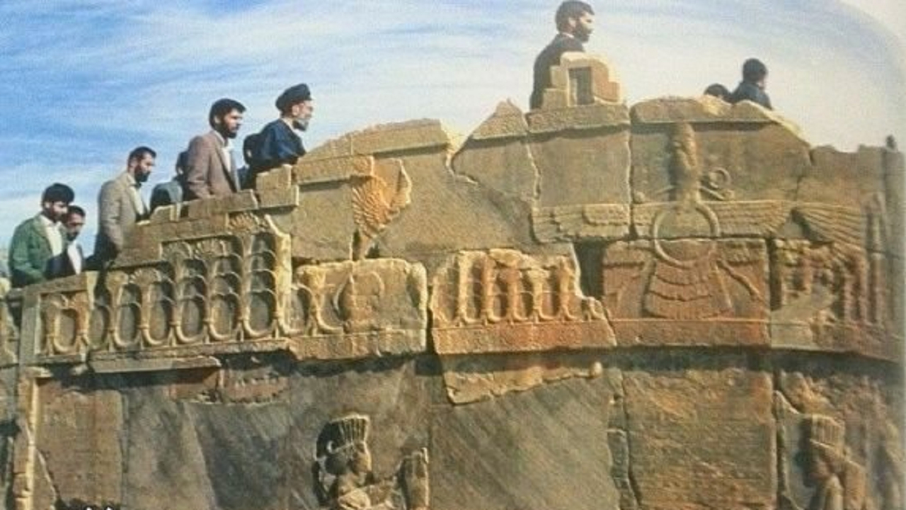 چه کسی مانع تخریب آرامگاه فردوسی در اوایل انقلاب شد؟